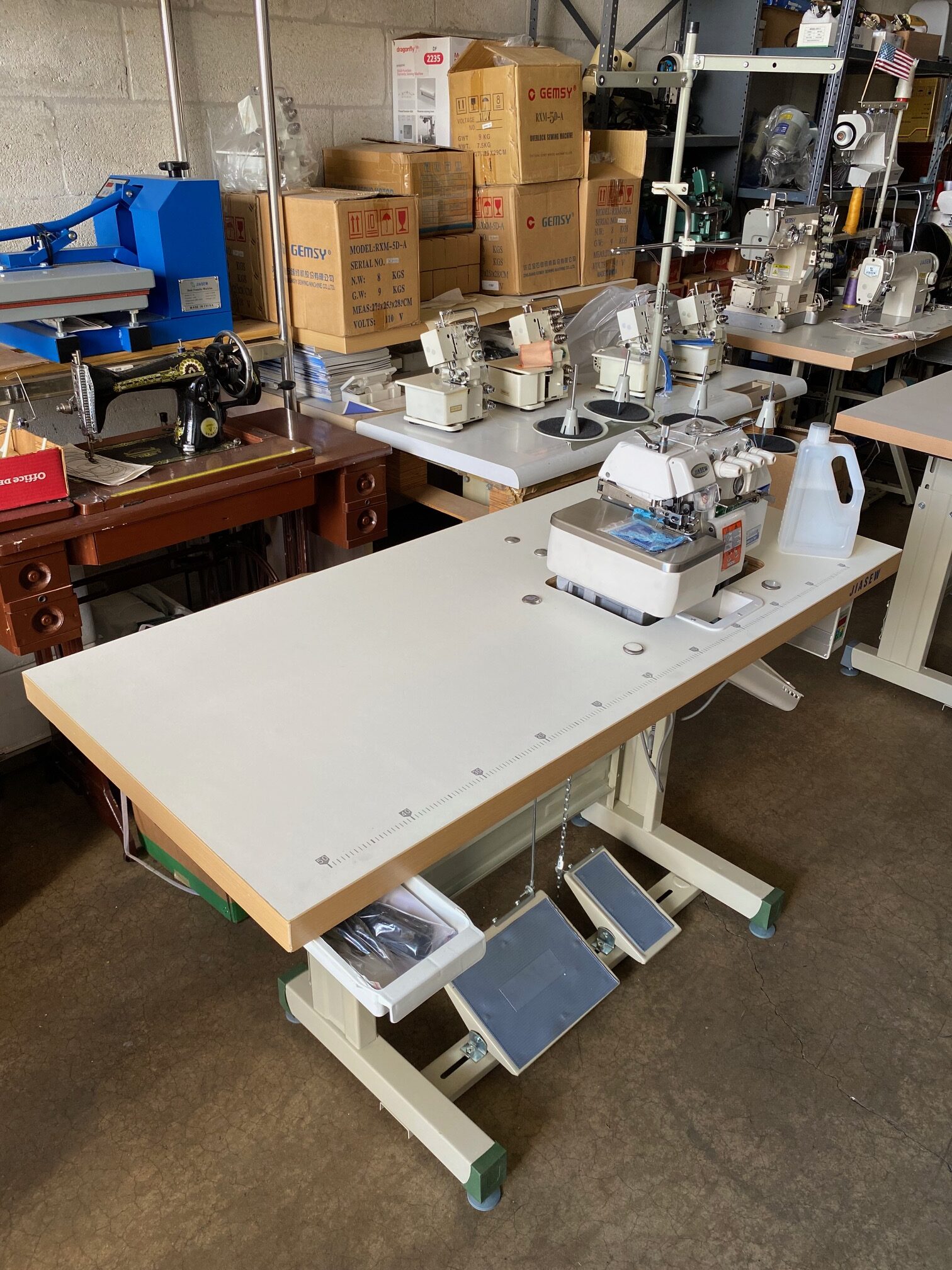 JIASEW CS-747 2Needle 4 Thread Industrial Overlock Sewing Machine - Image 2